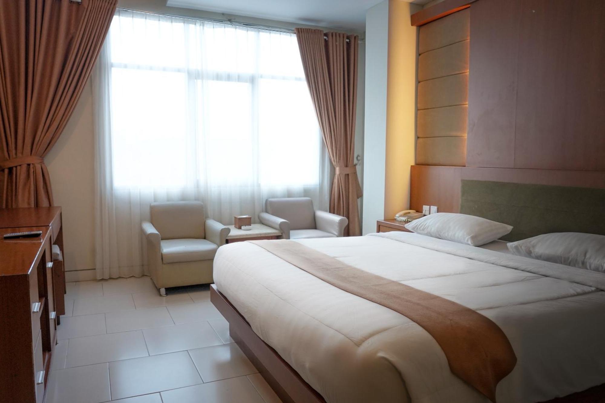 Arinas Hotel Bandar Lampung Exterior photo